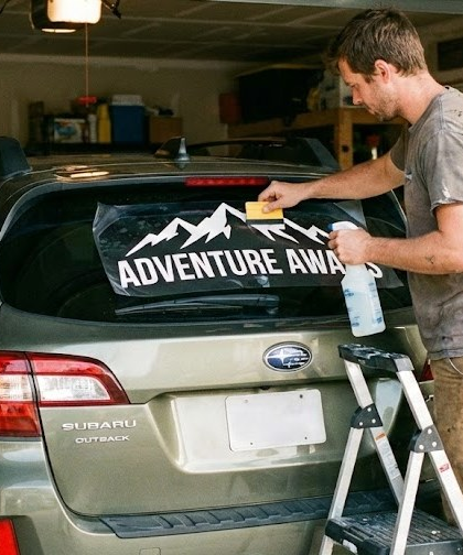 pasang sticker tulisan di kaca mobil di singaraja